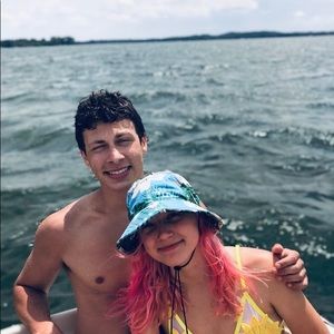 Meet your Posher, Dustin